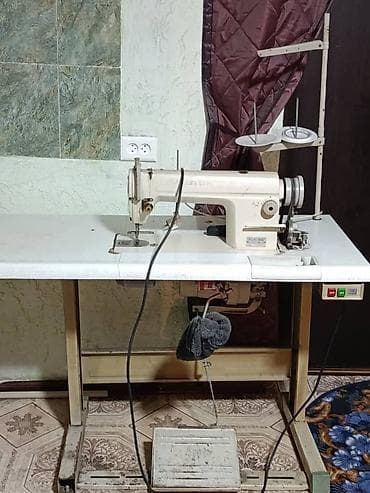 Промышленная швейная машина на столе с приводом - Полный комплект
