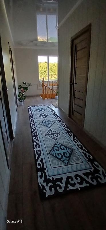 Бизнес үчүн жабдуулар: Агач тепкичи Жеке менчик үй үчүн, Жыгачтын туру: Кызыл карагай, Тепкичтин формасы: Көп марштуу, Стиль: Классикалык — 6