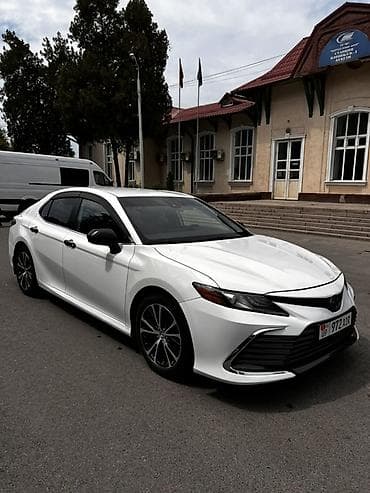 byd e5: Toyota Camry: 2022 г., 2.5 л, Вариатор, Гибрид, Седан — 2