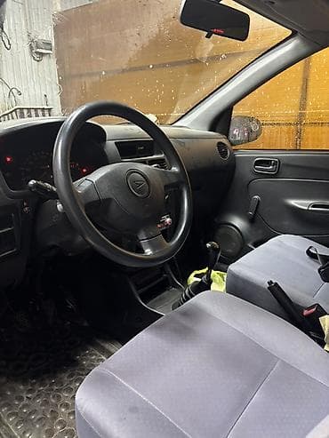 Унаа: Daihatsu Sirion: 2004 г., 1 л, Кол менен иштөөчү, Бензин, Хетчбек — 3