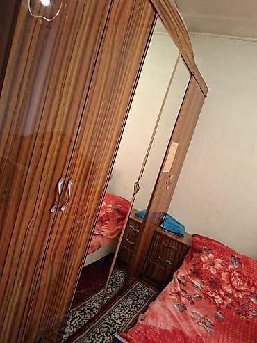 Спальный гарнитур в классическом стиле, отделка под тёплое древесное