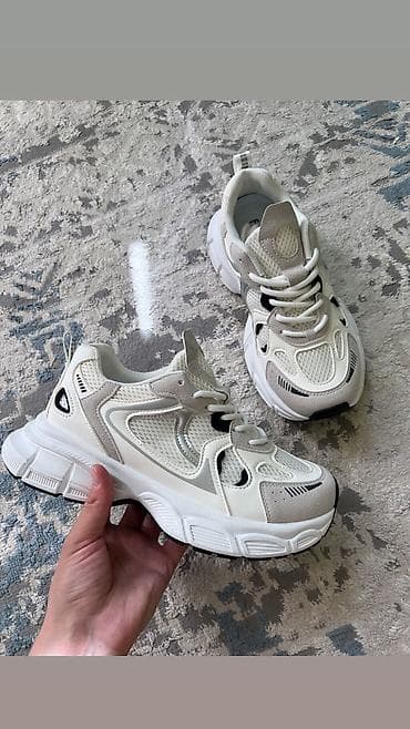 nike react: Новые кроссовки 😍 ❗️Есть небольшой нюанс, краска на задней части — 1
