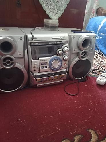 Музыкальный центр Sony с двумя мощными напольными колонками