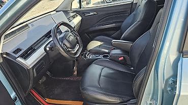 сетка кду: Электрический автомобиль Neta в светло-голубом цвете. Модель имеет — 5