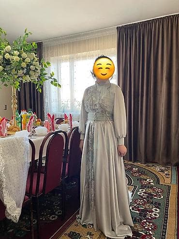 Свадебные платья и аксессуары: Свадебное платье, S, Дизайнерское, Со шлейфом, Б/у — 1