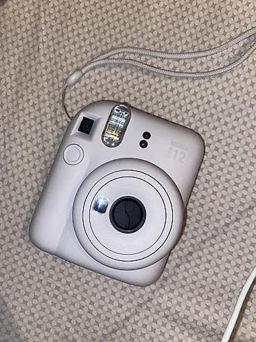 Fujifilm Instax Mini 12 — компактная камера моментальной печати