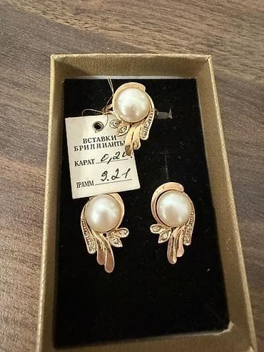 van cleef: Гарнитур из золота с жемчугом и бриллиантовыми вставками. Состав: - — 3