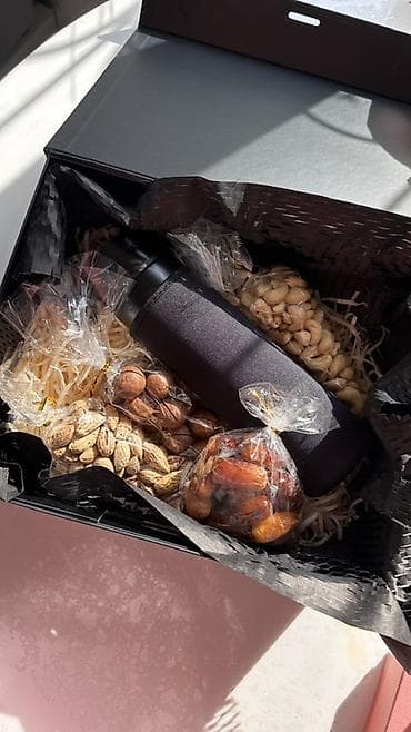 Гирлянды: Подарочный набор в черной коробке с лентой «Just for you». 🎁 Подарок — 3