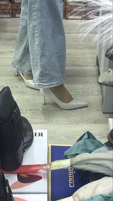 nike react: Продаю туфли, серебристого цвета, с блестками. В нормальном состоянии — 3