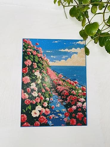 Алмазная мозаика «Цветочная тропа у моря» - Готовая картина в технике