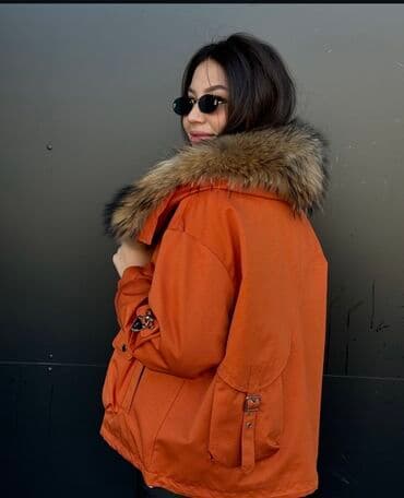 стильный купальник: Стильная зимняя парка оранжевого цвета с объемным капюшоном — 1