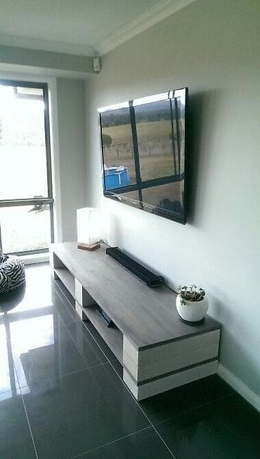 прошивка телевизор: Тумба и подставка для телевизора, Напольная, ЛДСП, цвет - Серый — 1