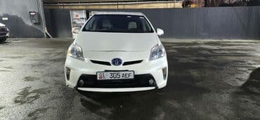срочно продам авто в связи с переездом: Toyota Prius: 2013 г., 1.8 л, Типтроник, Гибрид, Хэтчбэк — 2