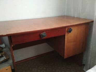 Продается письменный стол. Состояние очень хорошее. Размеры 1м*60см