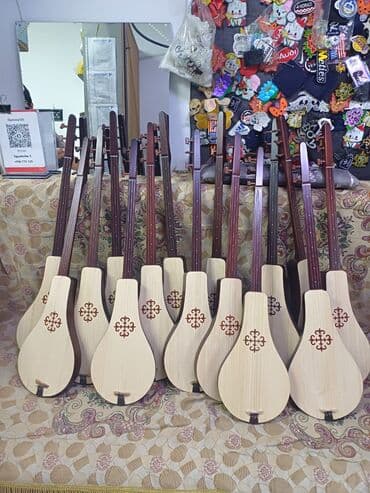 продам бас гитару: Жаңы үйрөнүп жаткан мектеп окуучулары үчүн фанерадан чапталып жасалган — 5