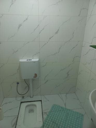 Комната с отдельным санузлом - Отдельная комната с белыми стенами и