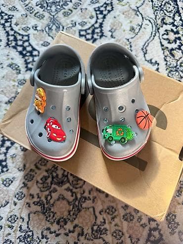 gruda sos: Детские сабо Crocs (серые) с ремешком и яркими джиббитсами: - — 1