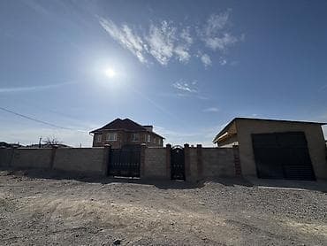 продажа гаража: 🏡 Продаётся капитальный кирпичный дом в центре города 📍 Локация Дом — 1