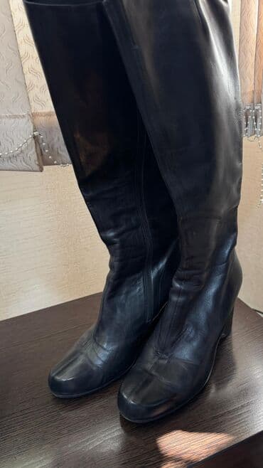 обувь для охоты: Высокие женские сапоги из чёрной кожи на скрытой танкетке. - — 2