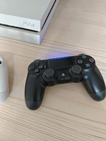 сколько стоит прошивка xbox 360: Игровая консоль Sony PlayStation 4 в белом корпусе. В комплекте два — 3
