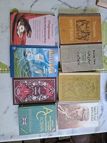 Подборка книг (разные жанры и издания), на фото видно полный состав