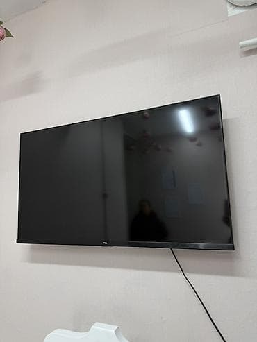 Техника и электроника: Телевизор TCL, диагональ ориентировочно 43–50". Тонкие рамки, плоская — 2