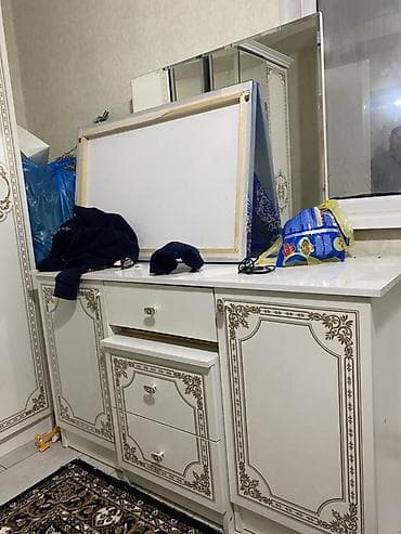 тумбочка зеркала: Спальный гарнитур в классическом стиле с золотым декором Состав — 2