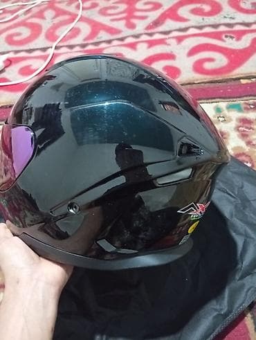 Полноразмерный мото-шлем с аэродинамичной оболочкой и зеркальным