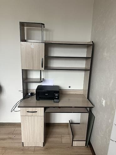 компьютерный стол фото: Компьютерный стол, С полками — 1