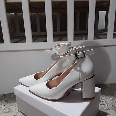 Белые женские туфли-лодочки на устойчивом каблуке. - Материал верха