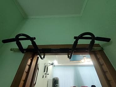 Тренажеры: Продаю дверной турник. Состояние: отличное. Комплектация полная: - — 1