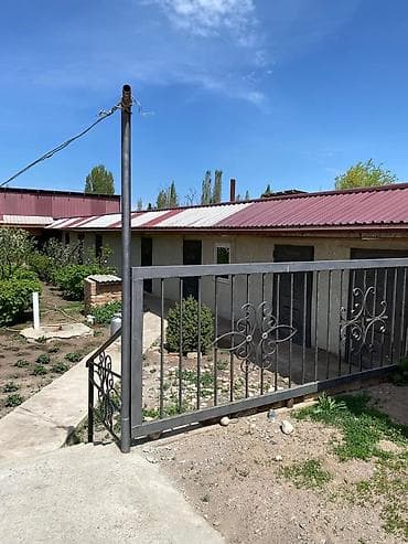 место под гараж: Продаётся частный дом с большим ограждённым двором. Основные — 5