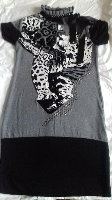 Оригинальное трикотажное платье, для молодой девушки. На сером