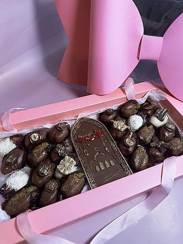 Товары для праздников: Подарочный набор фиников в шоколаде в розовой коробке с большим — 2