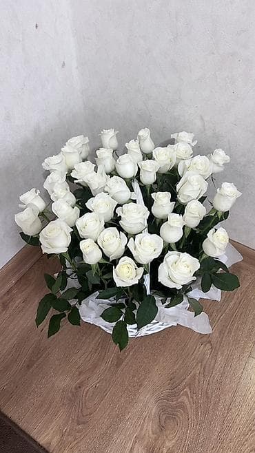 цветочки: Элегантная корзина с белыми розами, создающая нежный и изысканный — 3