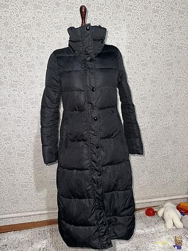 зимняя ботинка: Длинный женский пуховик, черный - Крой: удлиненный, прямой силуэт с — 2