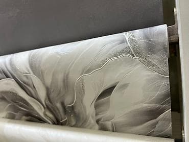 bubble tea: Рулонные шторы с фотопечатью «Абстрактный цветок» в серо‑графитовой — 1