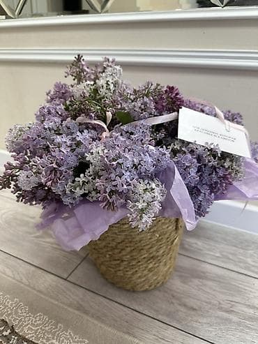 нан себет: Композиция из сирени в плетёной корзине - Пышная авторская шляпная — 1