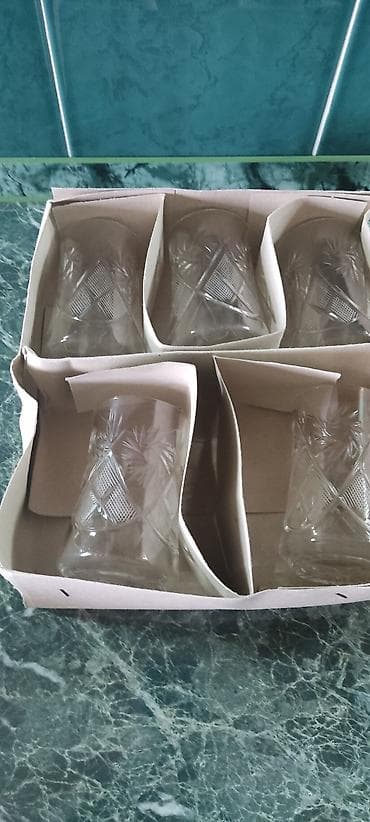 продаю хрустальные вазы: Набор стеклянной посуды. - 5стаканов с алмазной гранью (рожки, ручная — 3