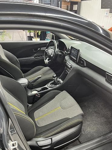 9: Hyundai Veloster: 2018 г., 1.6 л, Механика, Бензин, Лифтбек — 5