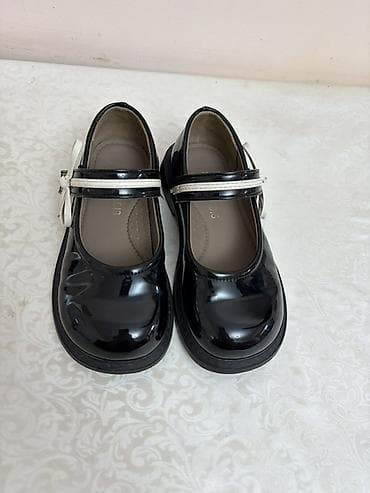 туфли чёрные: Продаю детские туфельки б/у. Одевали 1 месяц (сентябрь) . Продаем так — 1