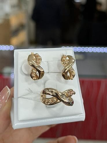 Жасалагаларга арналган топтомдор: Ювелирный комплект из желтого золота: серьги и кольцо с объемным — 1