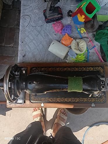 швейные машинки для кожи: Механическая швейная машина в классическом исполнении на деревянном — 2