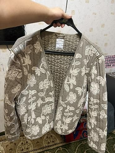 Стеганый жакет без застёжки с вышивкой - Бренд: Primark (ярлык на