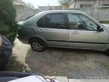 Седан серебристого цвета с 4 дверями. Литые диски, тонированные стекла