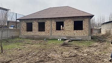 гаражи продажа: Продается одноэтажный кирпичный дом с двускатной крышей на участке — 1