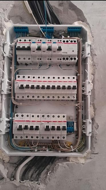 Двери на заказ: Электромонтажные работы и отделка стен с декоративными молдингами Что — 1