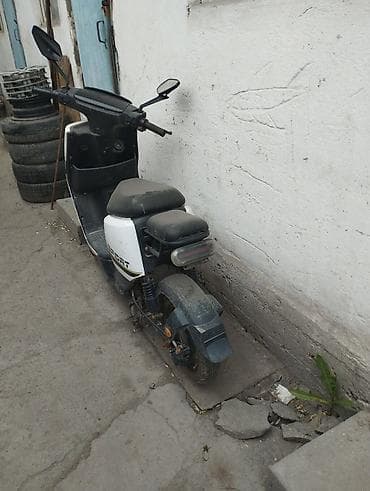 Скутер/мопед городской, белый, с двумя зеркалами и двухместным