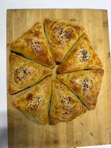 продаю буфет: Самса треугольная, румяная и слоистая, посыпанная кунжутом (белым и — 3