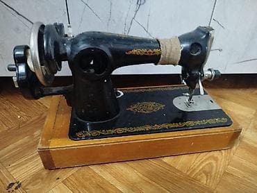 Уход за одеждой: Швейная машина ретро-класса на деревянной подставке. Описание: - — 4